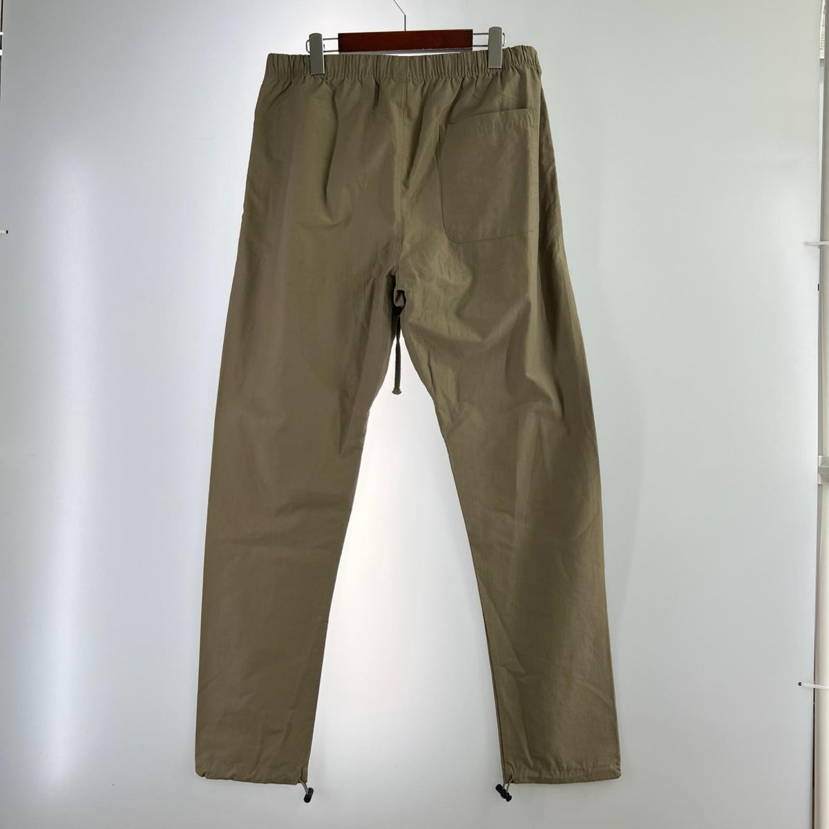パンツ ESSENTIALS FEAR OF GOD ﾅｲﾛﾝﾊﾟﾝﾂ ｶｰｷ (M) M カーキ