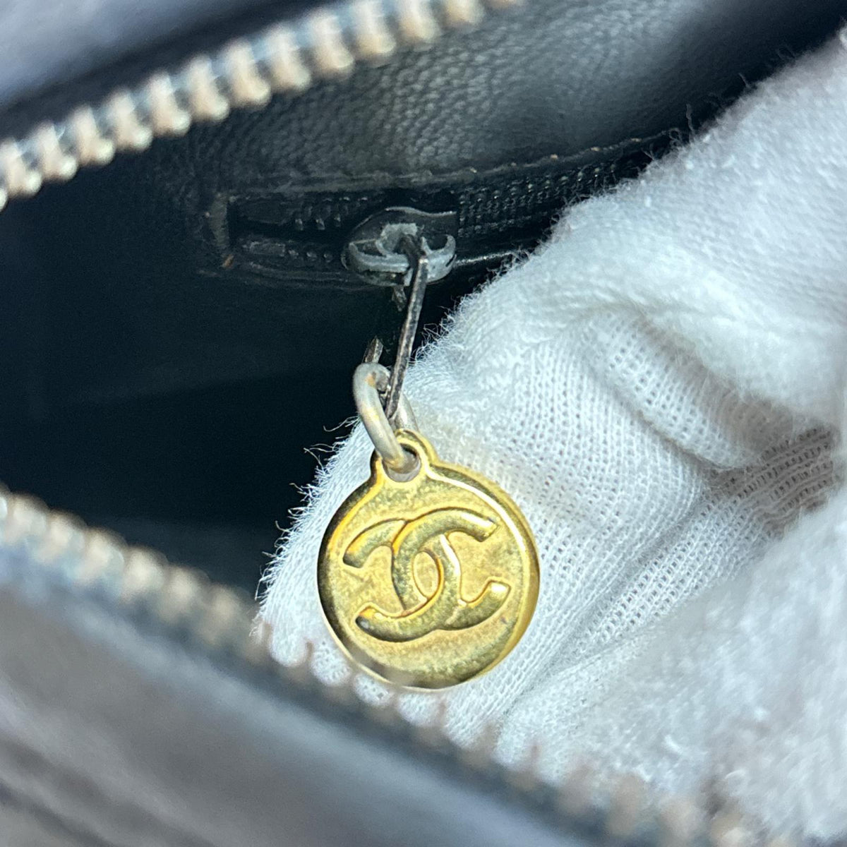 CHANEL Vｽﾃｯﾁ ｼｪﾌﾞﾛﾝ ﾗﾑｽｷﾝﾁｪｰﾝｼｮﾙﾀﾞｰﾊﾞｯｸﾞ ﾌﾞﾗｯｸ
