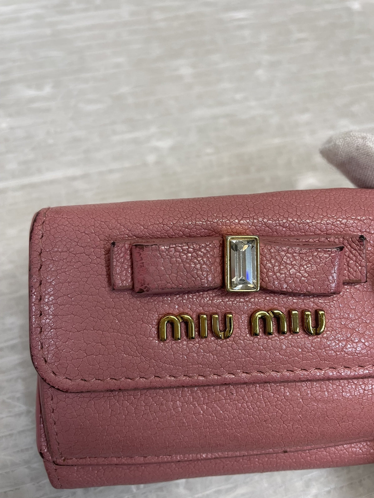 miumiu リボンチャーム 三つ折り コンパクトウォレット
