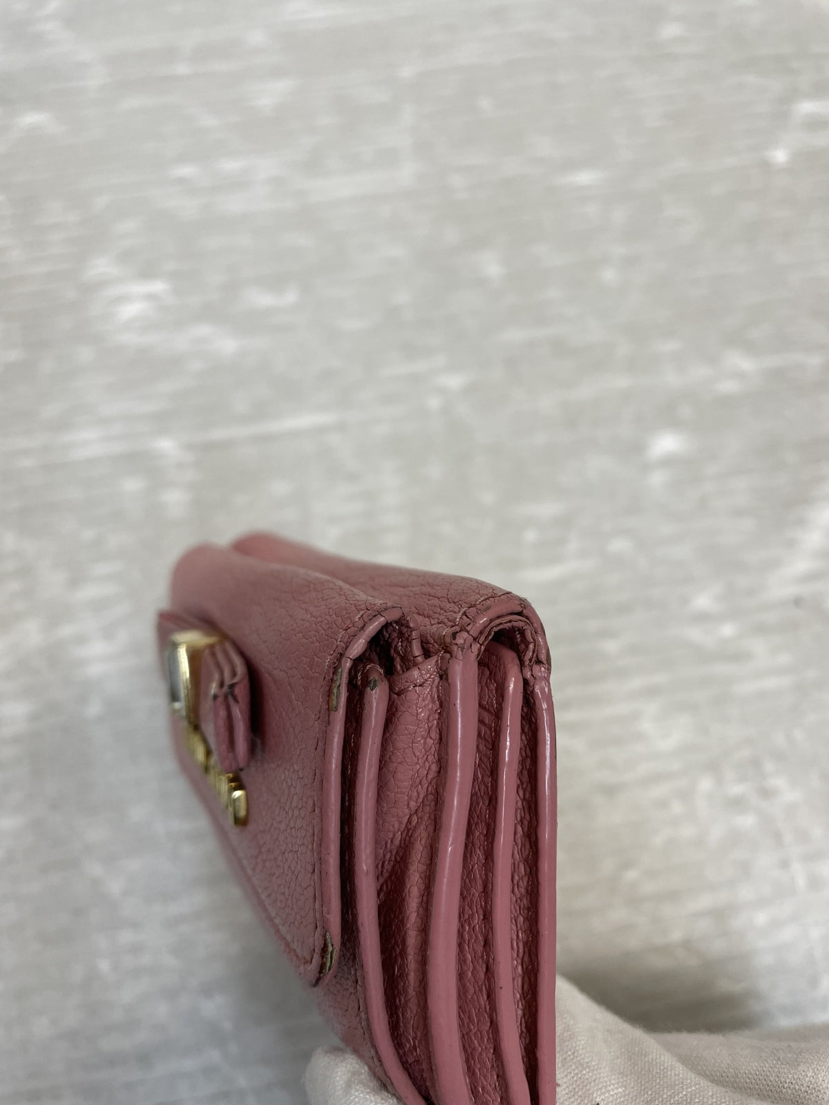 miumiu リボンチャーム 三つ折り コンパクトウォレット