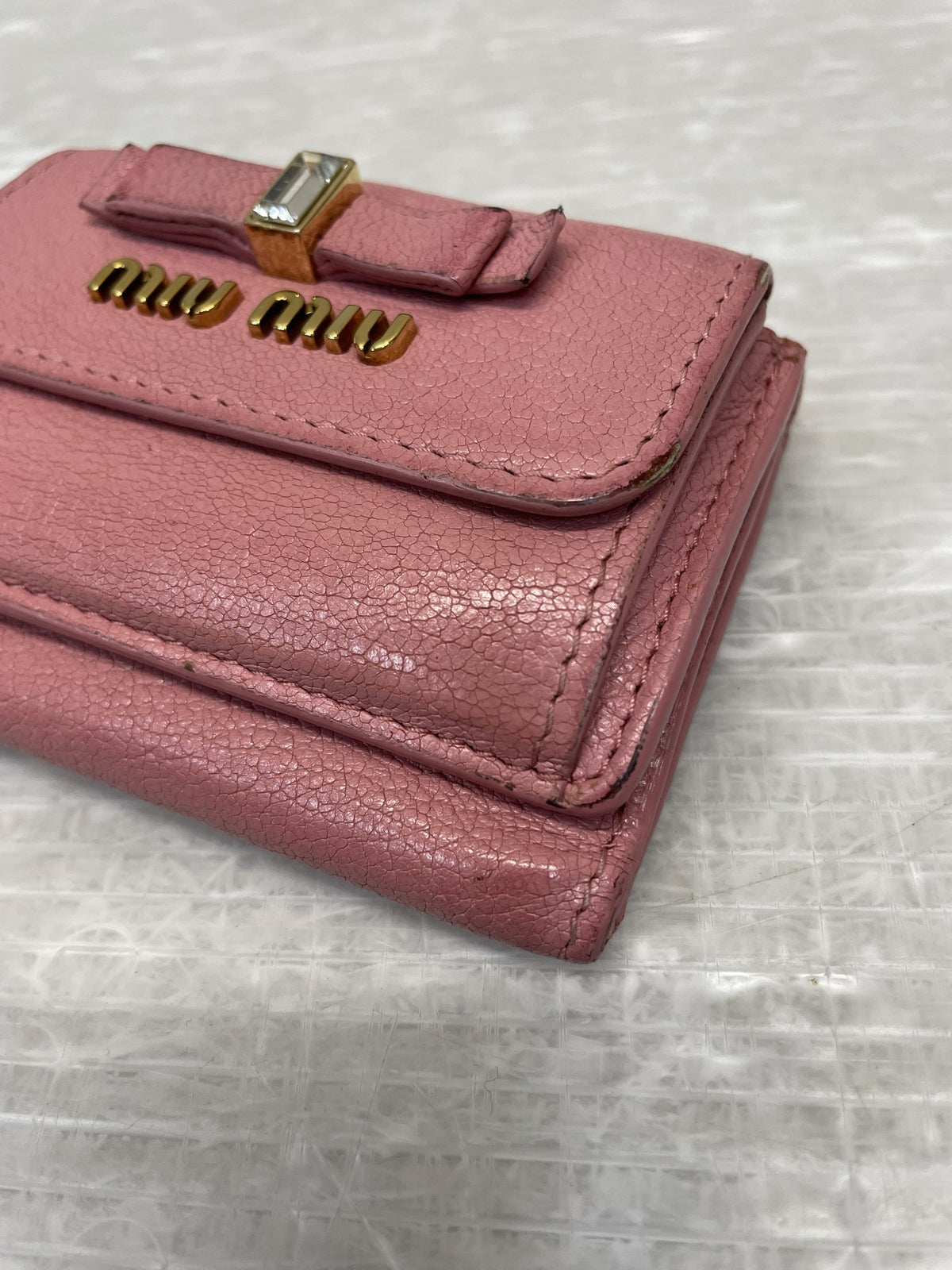 miumiu リボンチャーム 三つ折り コンパクトウォレット