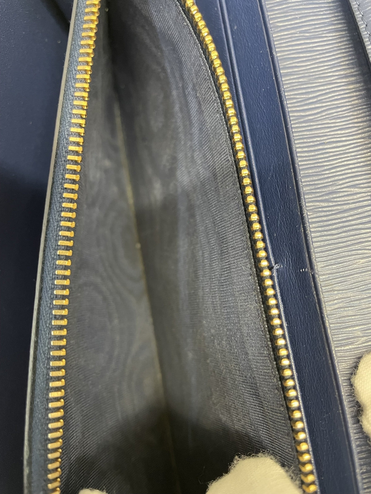 PRADA レザー チェーンウォレット 青