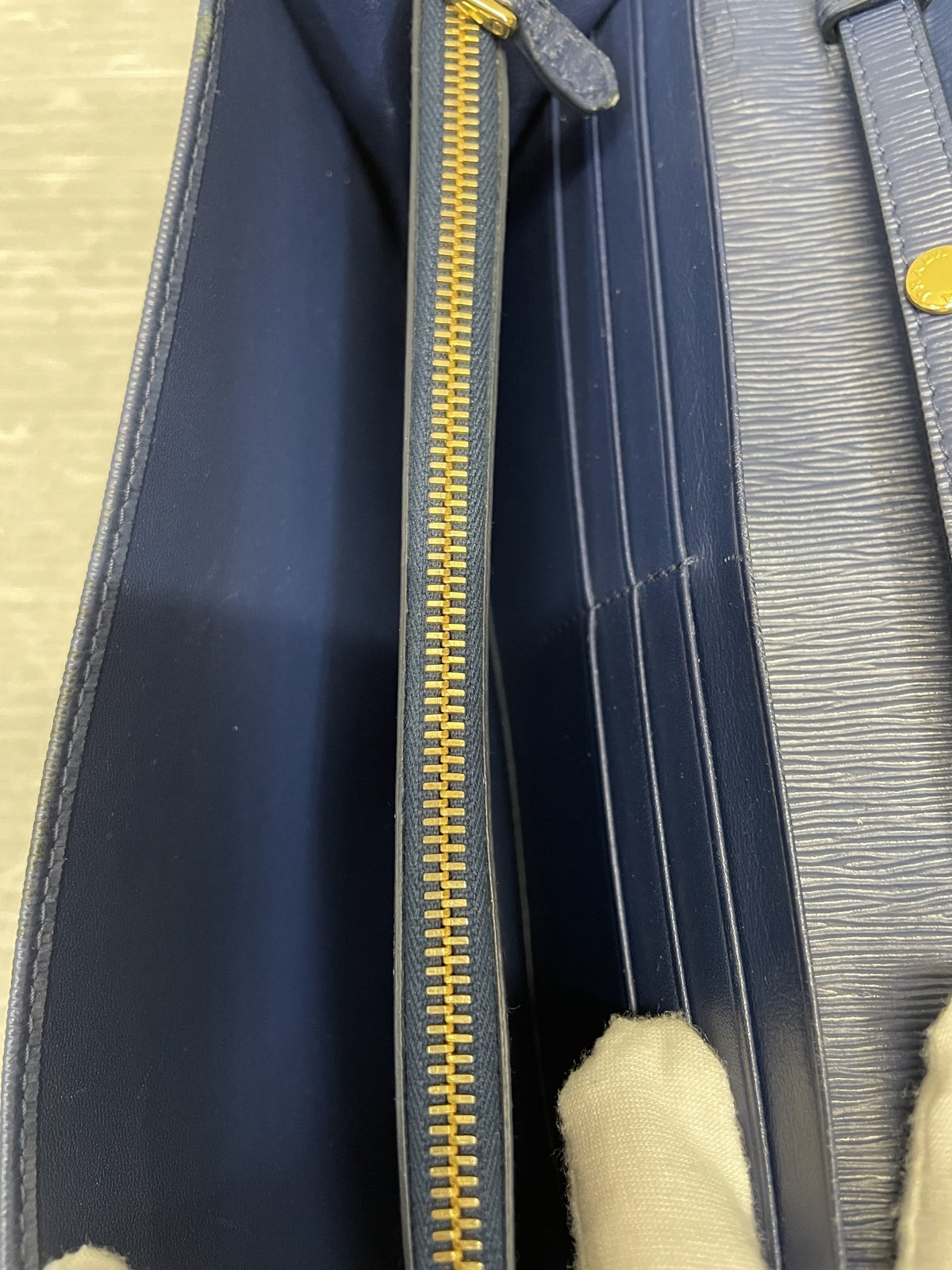 PRADA レザー チェーンウォレット 青
