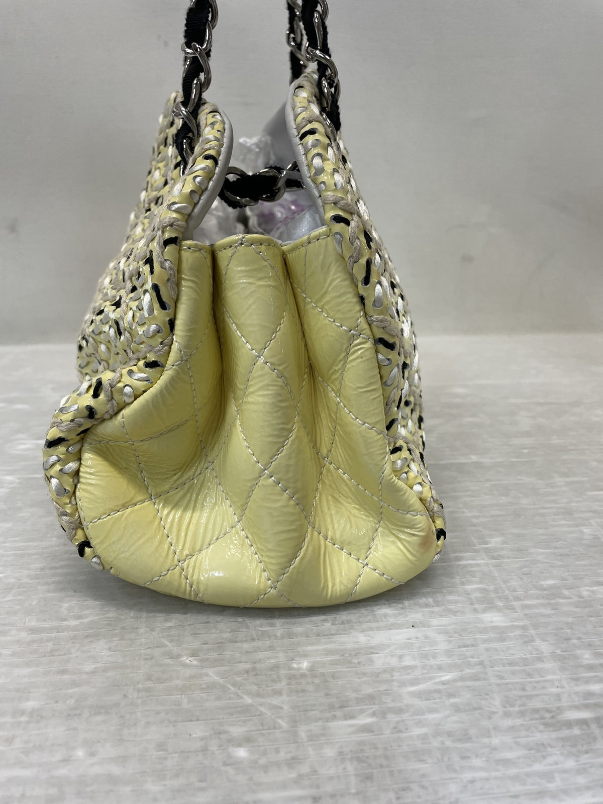 CHANEL マドモアゼル パテントレザー×ステッチ チェーンショルダーバッグ イエロー