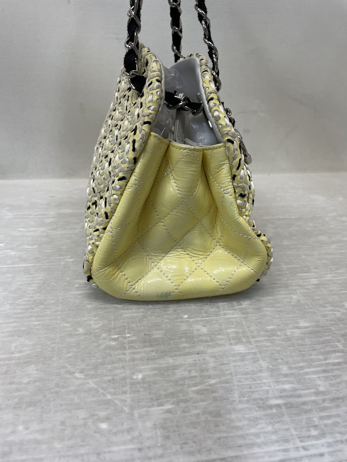 CHANEL マドモアゼル パテントレザー×ステッチ チェーンショルダーバッグ イエロー