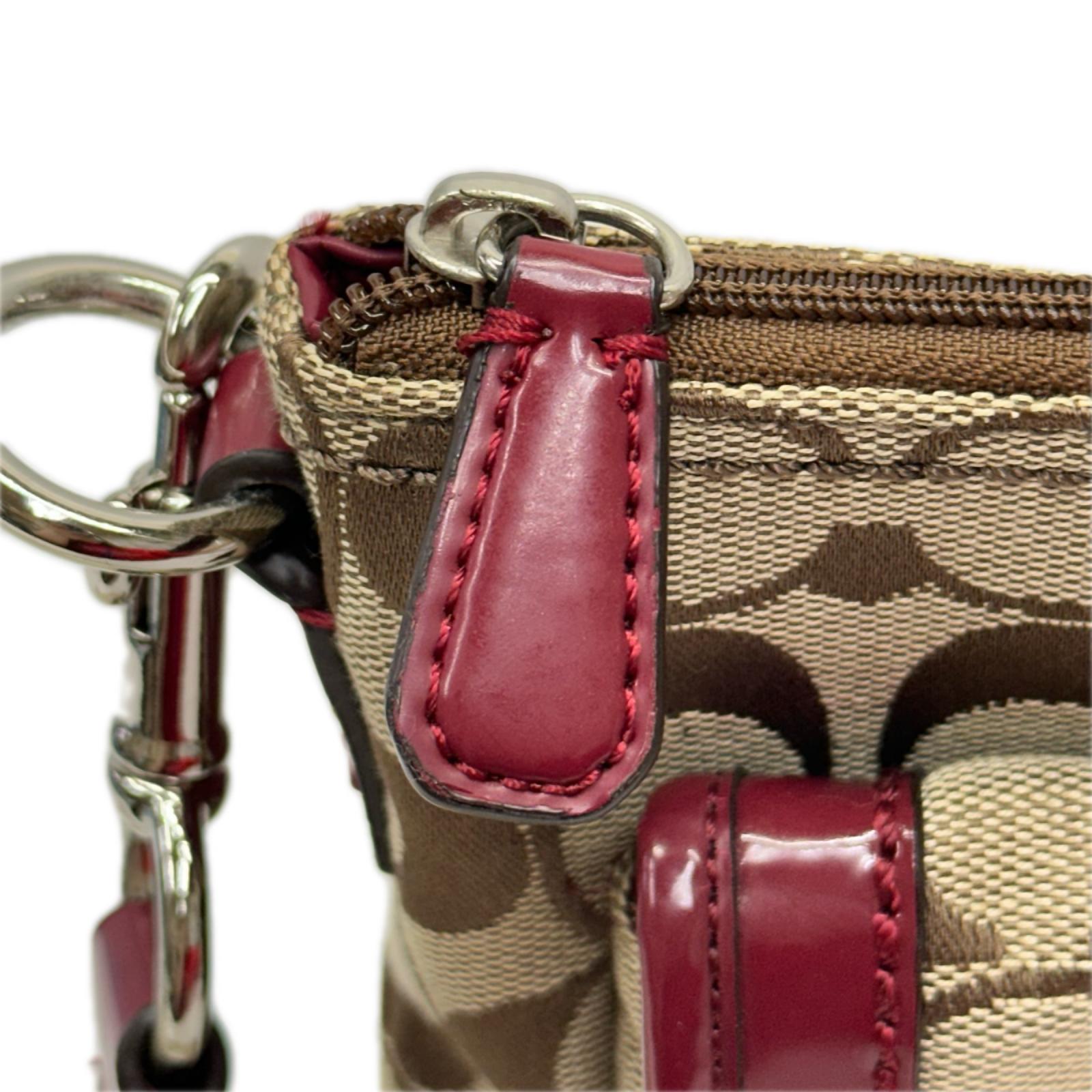 COACH シグネチャーキャンバスショルダーバッグ