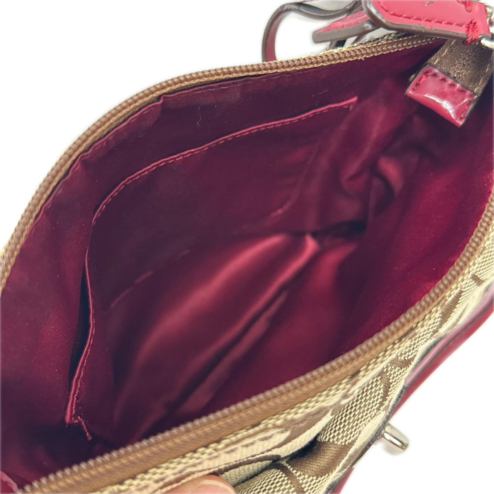 COACH シグネチャーキャンバスショルダーバッグ