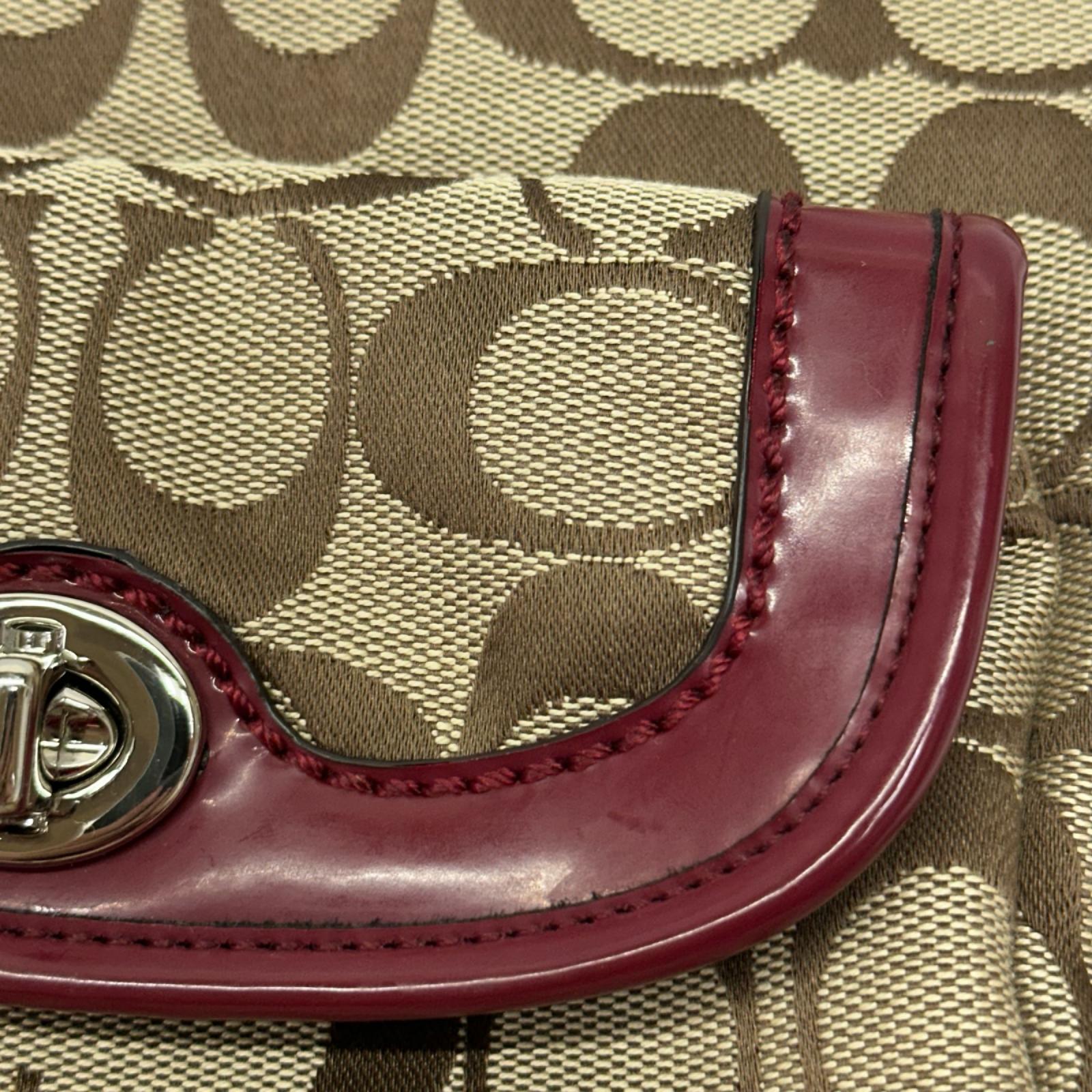 COACH シグネチャーキャンバスショルダーバッグ