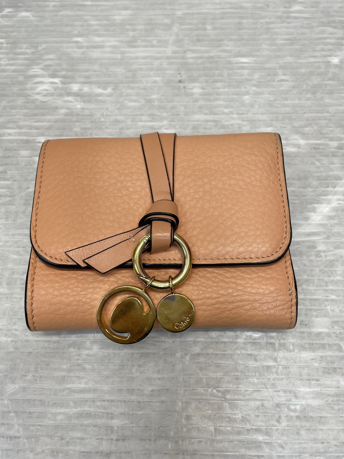 Chloe アルファベット スモールトリフォールド コンパクトウォレット
