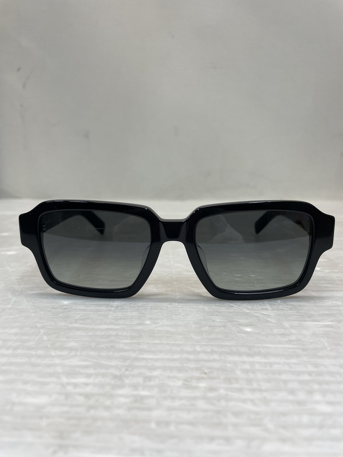 PRADA SPR02Z-F サイドロゴ レクタンギュラー サングラス 黒