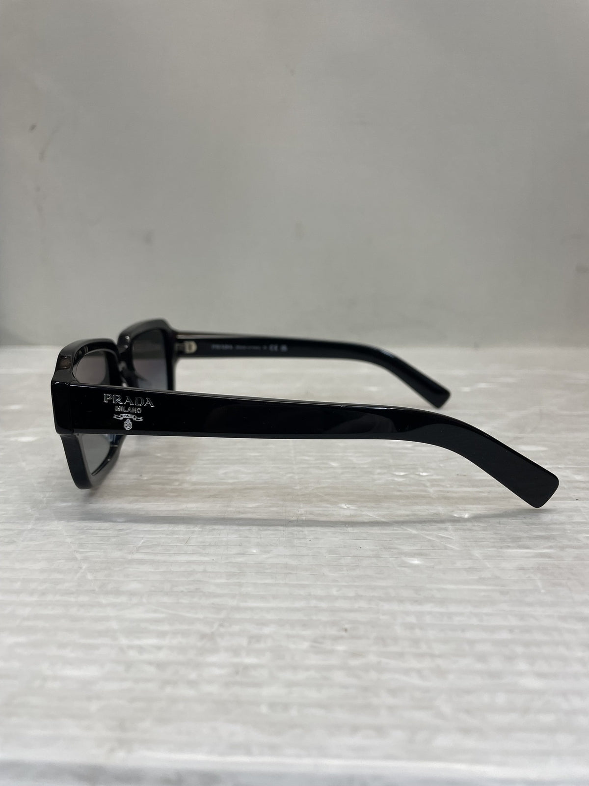 PRADA SPR02Z-F サイドロゴ レクタンギュラー サングラス 黒