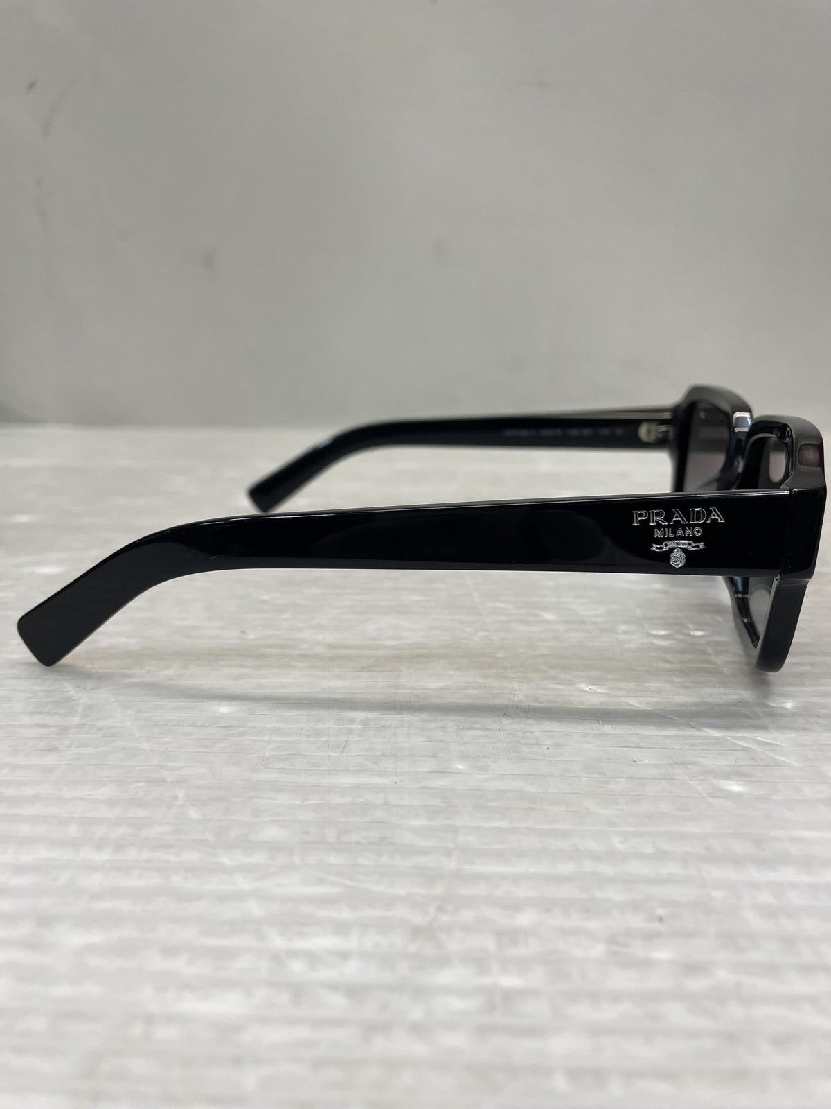 PRADA SPR02Z-F サイドロゴ レクタンギュラー サングラス 黒