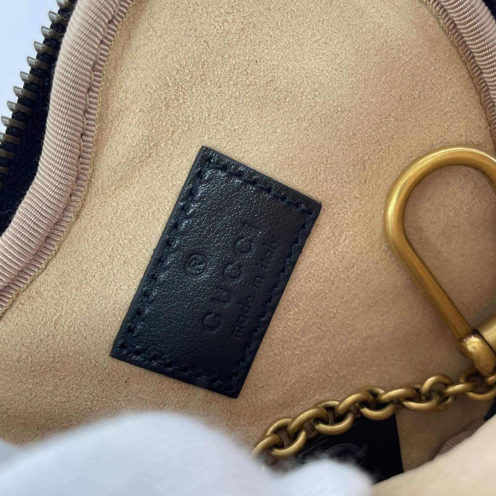 GUCCI　GGマーモント ハートシェイプコインケース