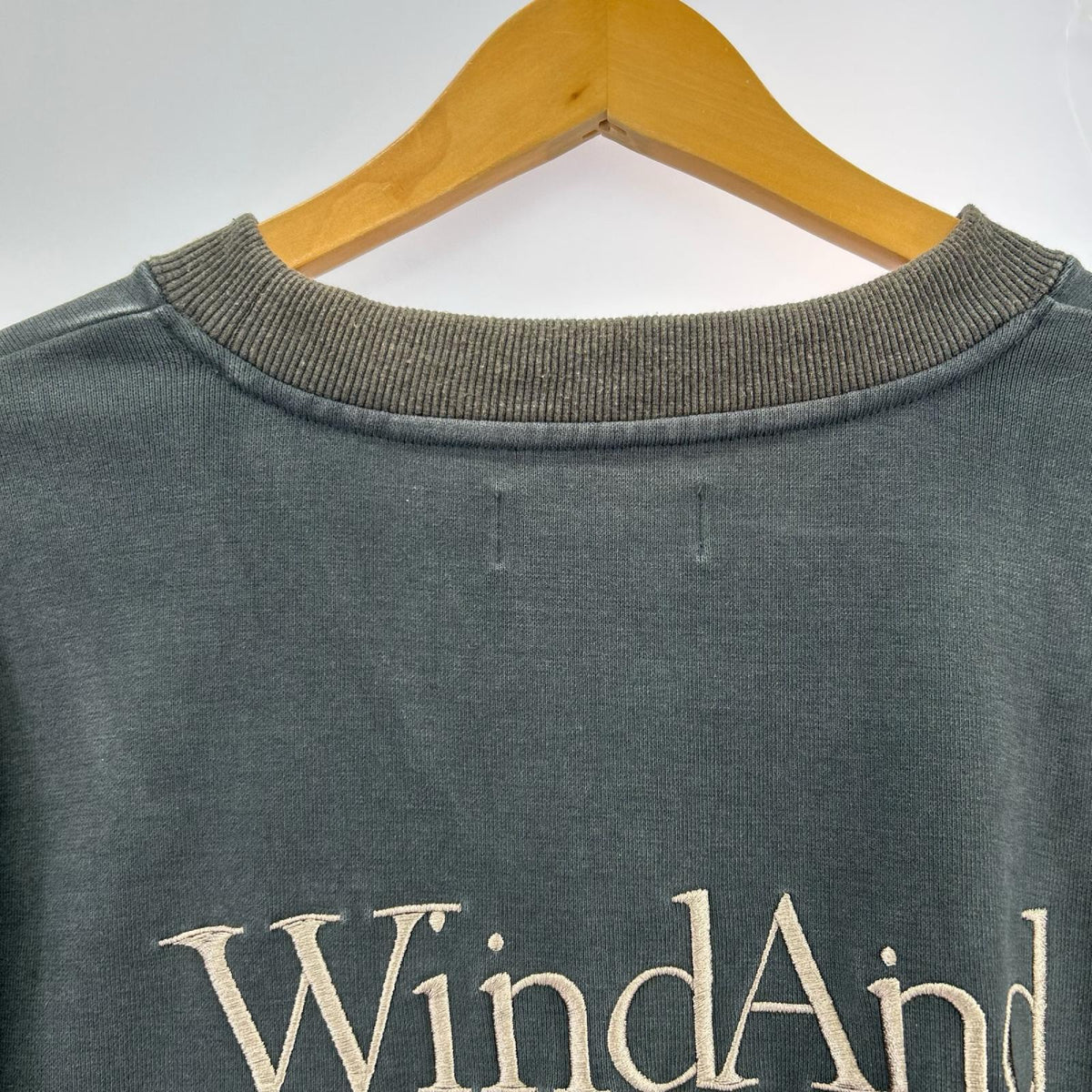 スウェット WIND AND SEA ﾛｺﾞｽｳｪｯﾄ WDS-O-FAL-24Q1-CS-04 ﾁｬｺｰﾙ (XL) グレー