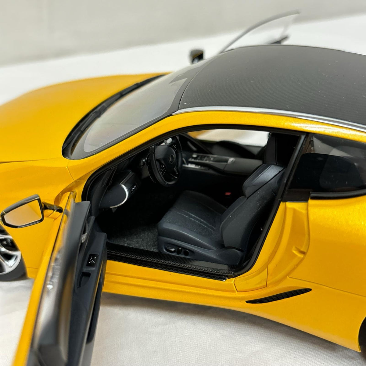 AUTOart 1/18 Lexus LC500 ﾒﾀﾘｯｸｲｴﾛｰ オートアート スケールカー