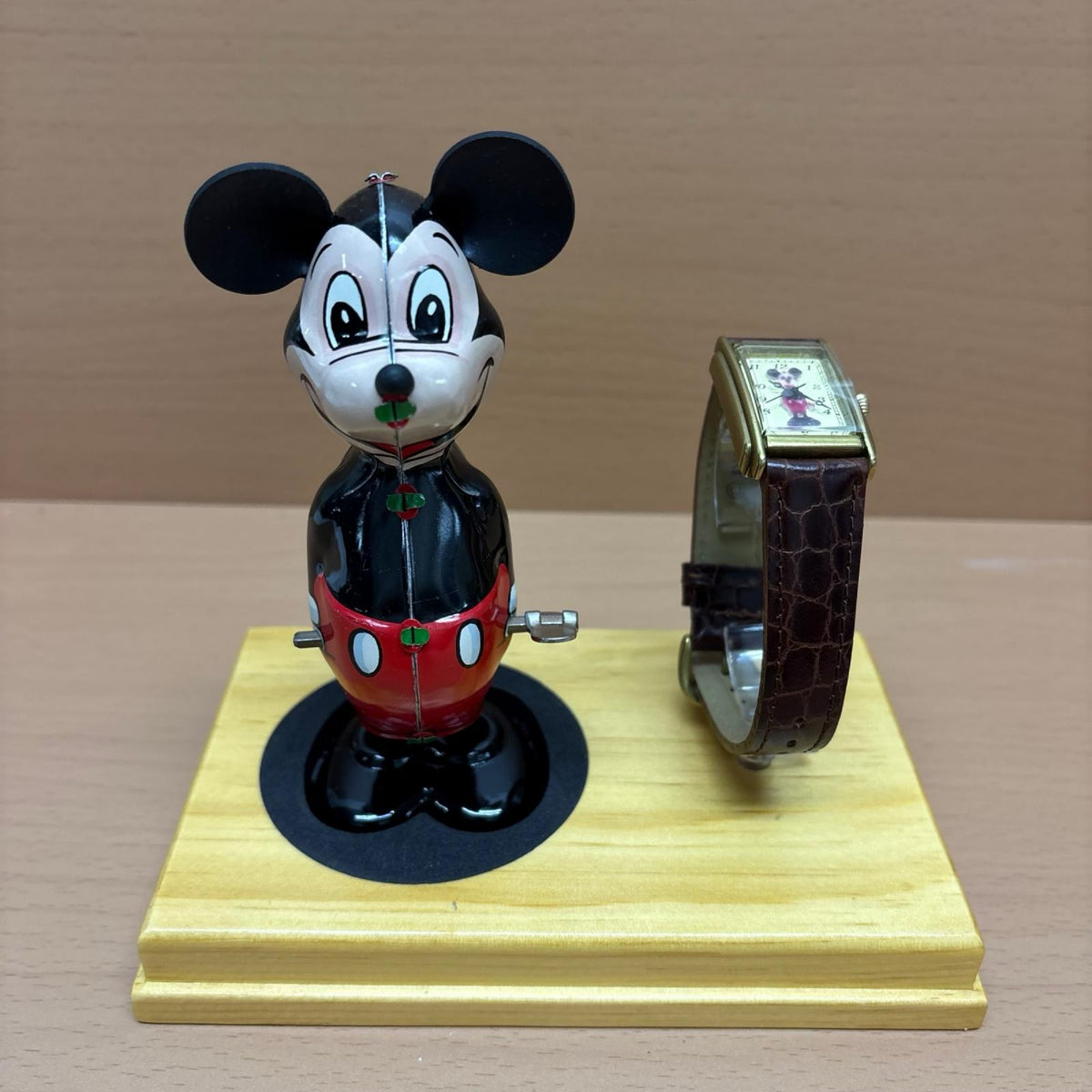 ミッキー 70周年記念 ブリキ人形+腕時計セット ディズニー　ミッキー70周年記念　ブリキ人形＋腕時計セット フィギュア/グッズ