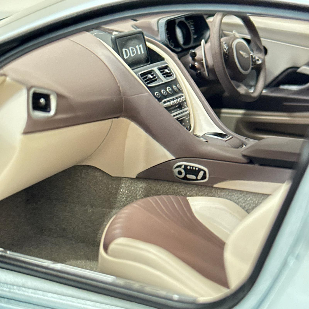 AUTOart 1/18 アストンマーチン DB11 AUTOart スケールカー