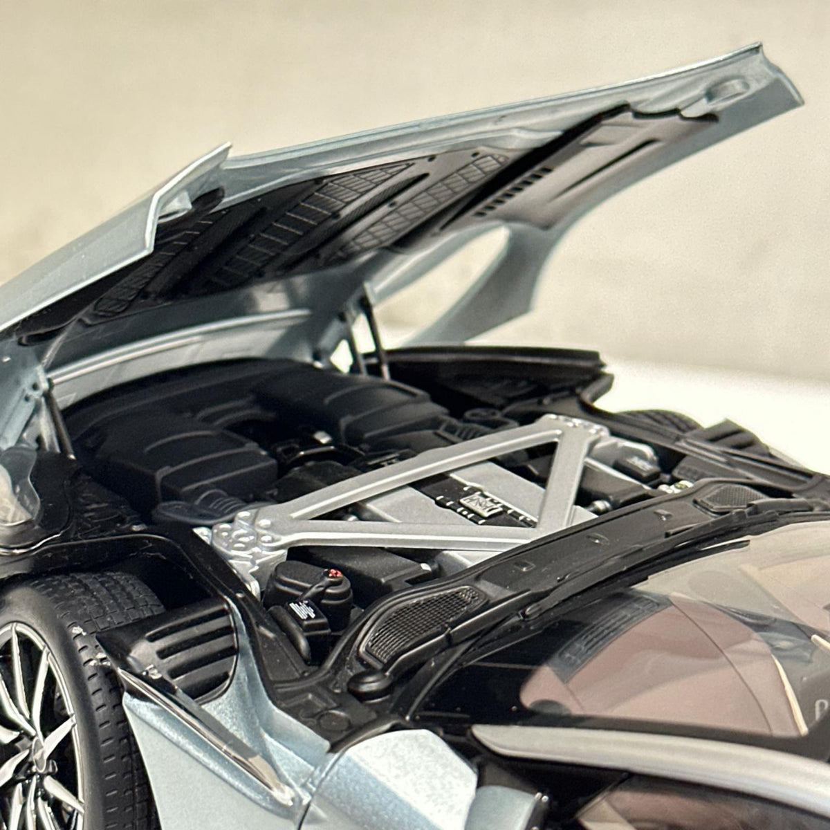 AUTOart 1/18 アストンマーチン DB11 AUTOart スケールカー