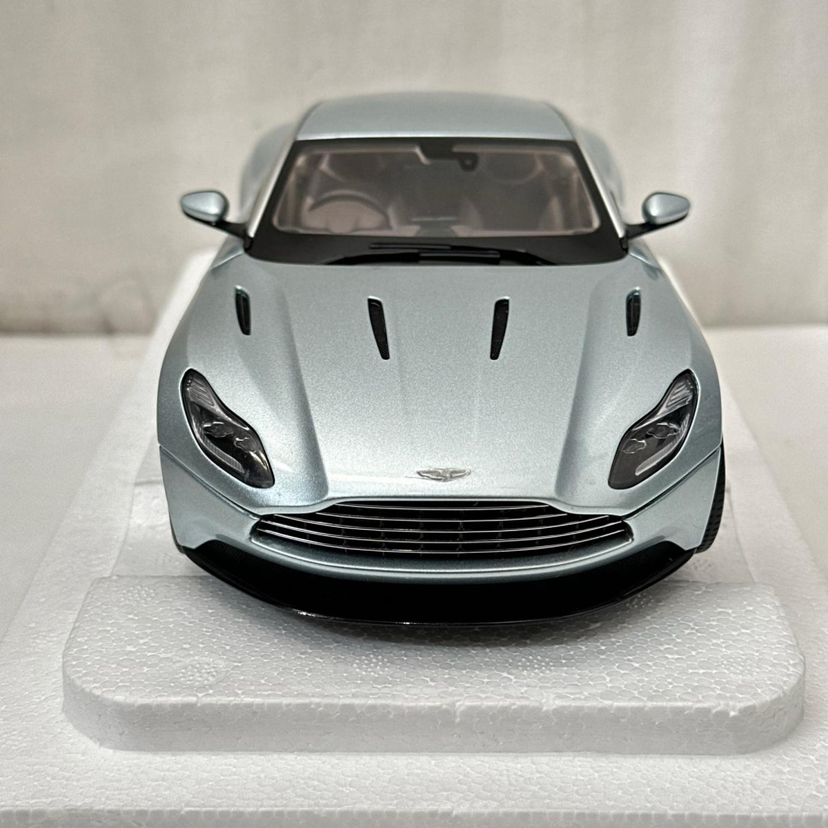 AUTOart 1/18 アストンマーチン DB11 AUTOart スケールカー