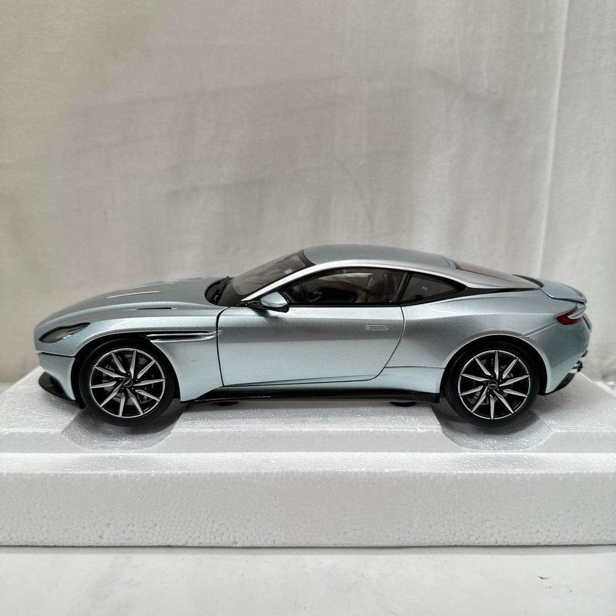 AUTOart 1/18 アストンマーチン DB11 AUTOart スケールカー
