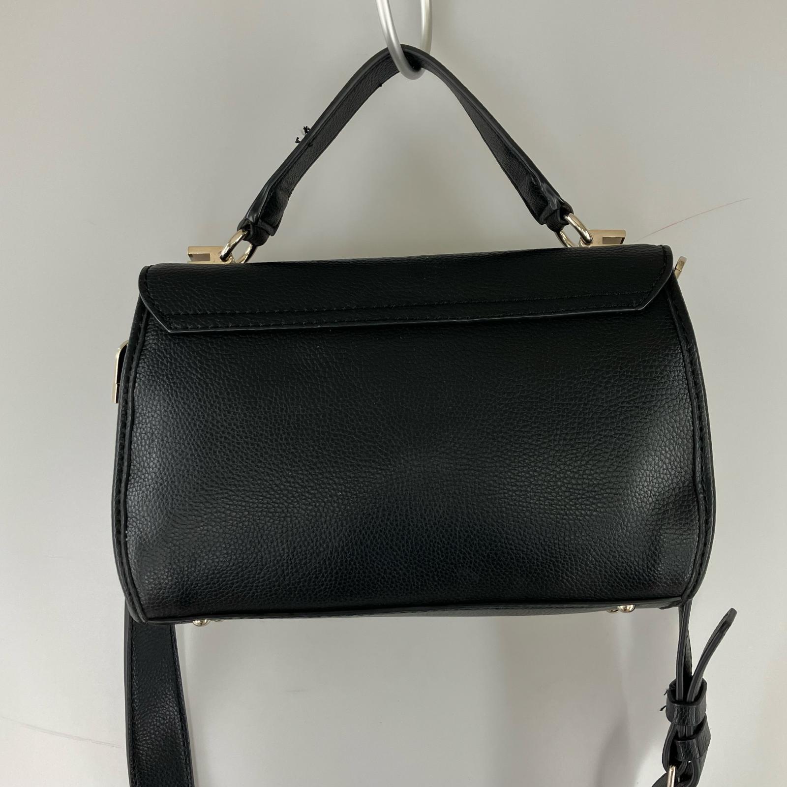 ボディバッグ GUESS　LIAS Top Handle Flap ブラック