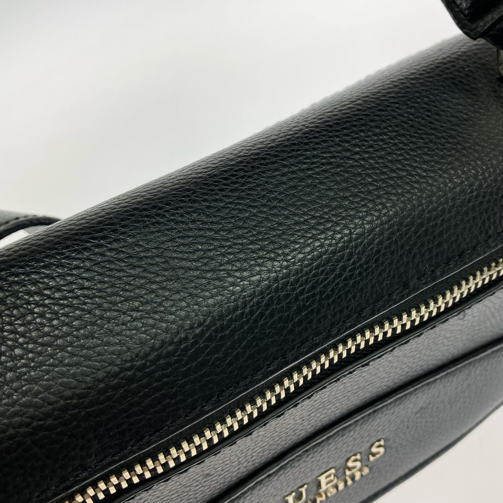 ボディバッグ GUESS　LIAS Top Handle Flap ブラック