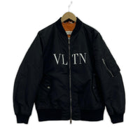 ジャケット VALENTINO VLTNロゴ ゴートファーライニング MA-1 フライトジャケット 50 ブラック 50 ブラック