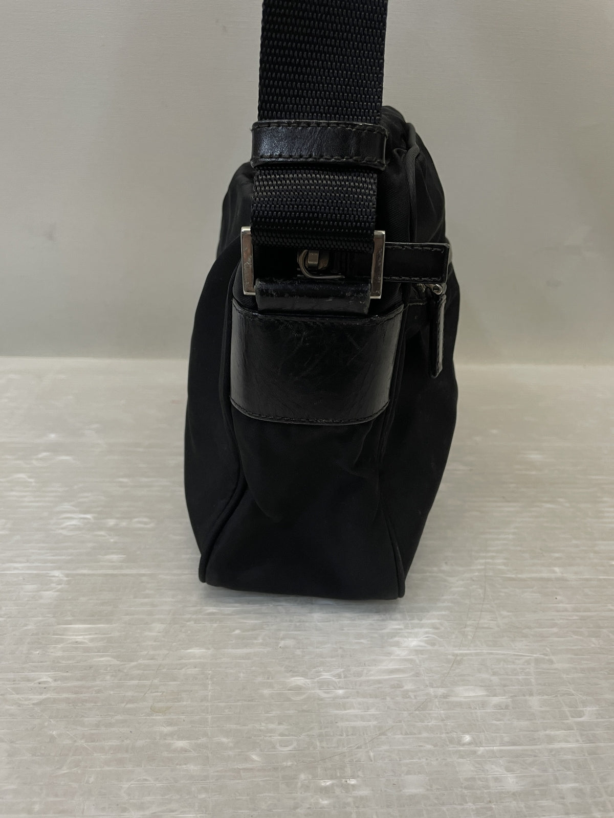 PRADA 三角ﾌﾟﾚｰﾄ ﾅｲﾛﾝｽｸｴｱｼｮﾙﾀﾞｰﾊﾞｯｸﾞ 黒