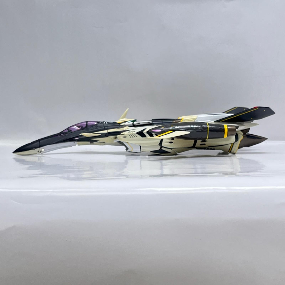 DX超合金 YF-29 デュランダルバルキリー 30周年記念カラー マクロスF/劇場版 マクロスF 恋離飛翼 〜サヨナラノツバサ〜/マクロスフロンティア バンダイ フィギュア/グッズ