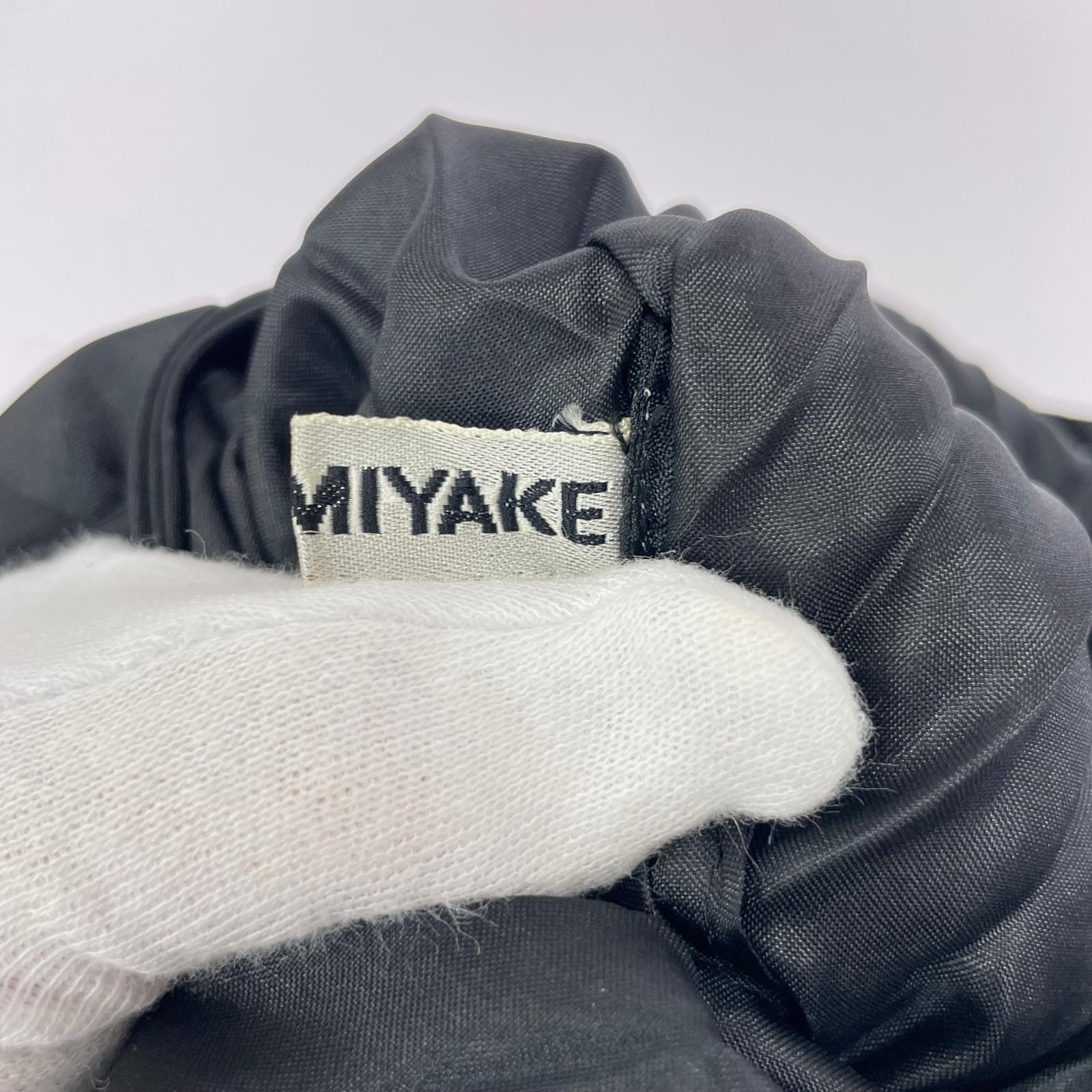 ハンドバッグ ISSEY MIYAKE プリーツ巾着バッグ 黒 ブラック