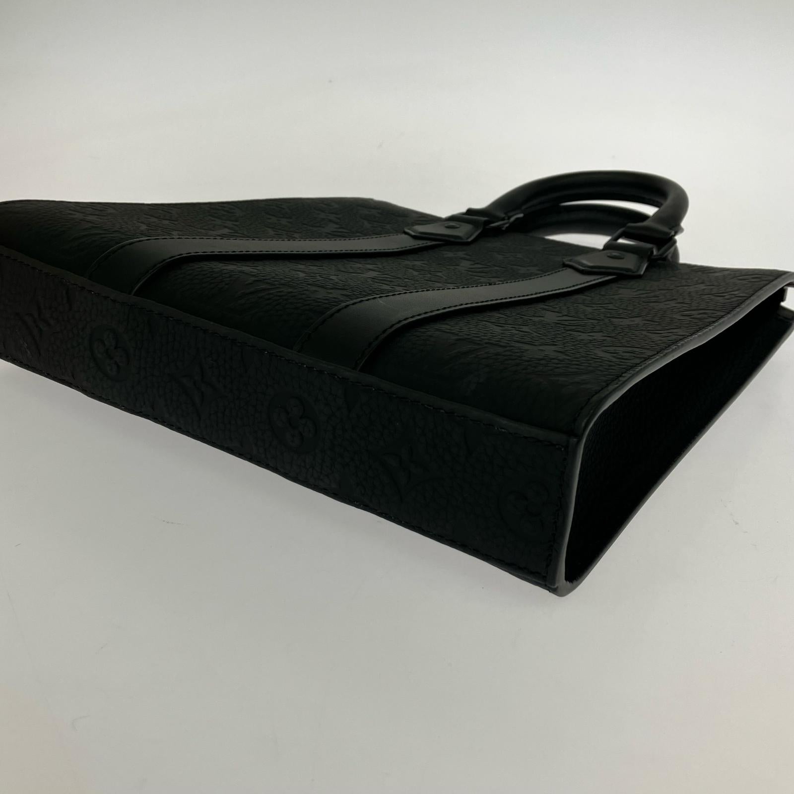 LV モノグラム・トリヨン サックプラ・クロス M21884