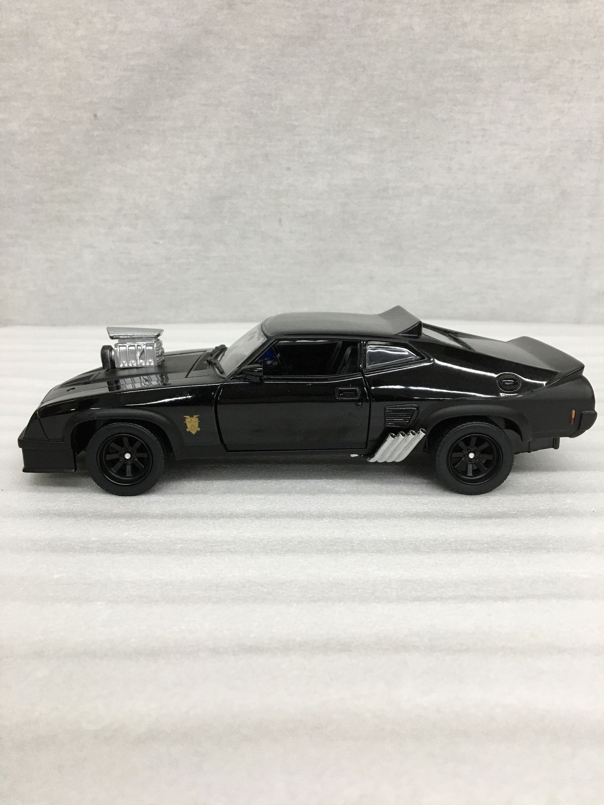 MADMAX FIRST V8 INTERCEPROR スケールカー