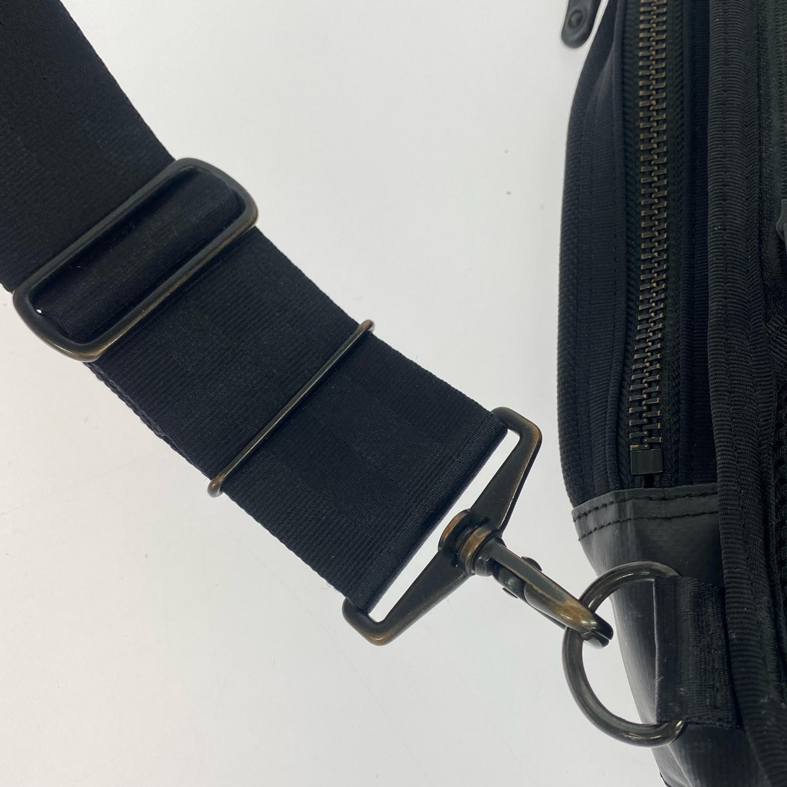 ショルダーバッグ HEAT SLING SHOULDER BAG ブラック