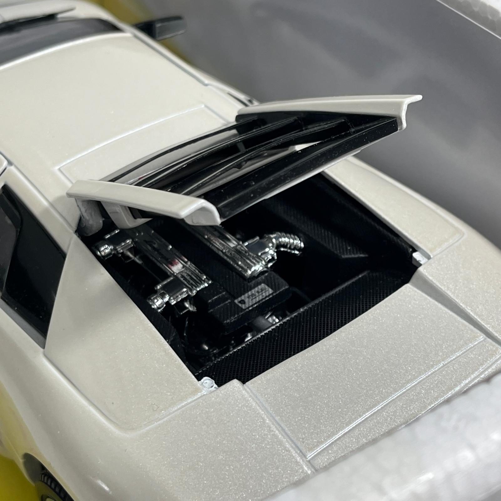 ブラゴ 1/18 ランボルギーニ ムルシエラゴ メタリックホワイト スケールカー