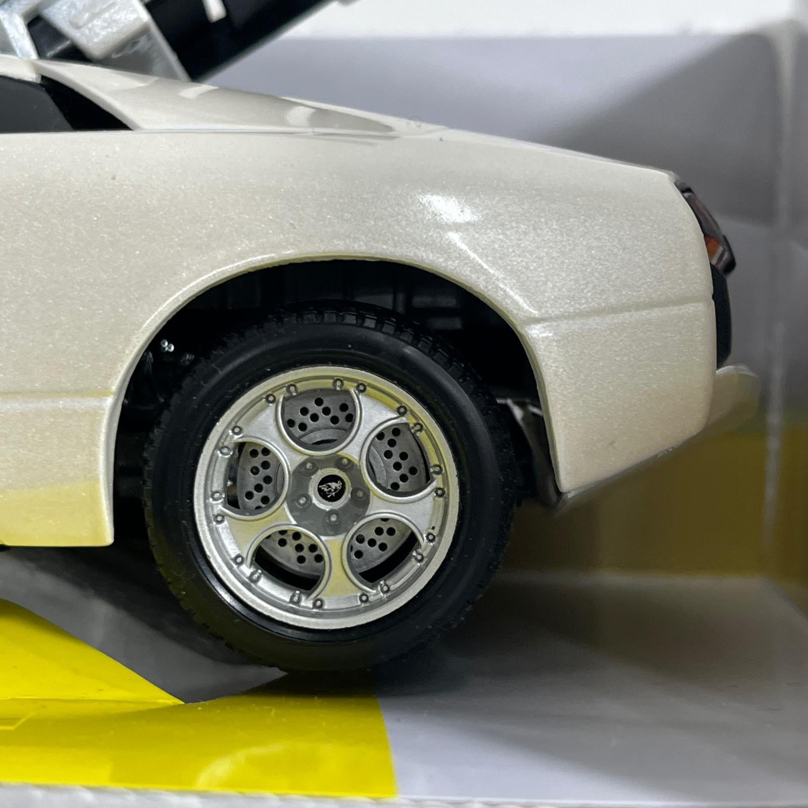 ブラゴ 1/18 ランボルギーニ ムルシエラゴ メタリックホワイト スケールカー