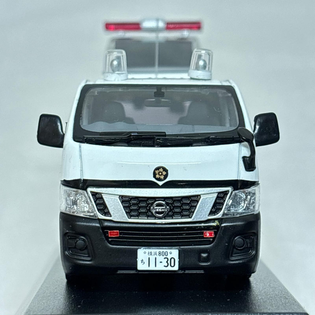RAI’S 日産 キャラバン 2013 神奈川県警察所轄署誘導標識車両 Nissan NV350 CARAVAN（E26）　2013 神奈川県警察所轄署誘導標識車両 ヒコセブンプラス スケールカー