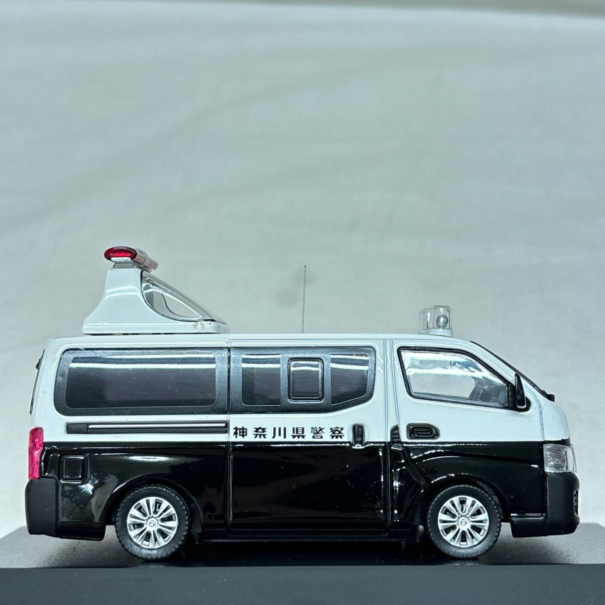 RAI’S 日産 キャラバン 2013 神奈川県警察所轄署誘導標識車両 Nissan NV350 CARAVAN（E26）　2013 神奈川県警察所轄署誘導標識車両 ヒコセブンプラス スケールカー
