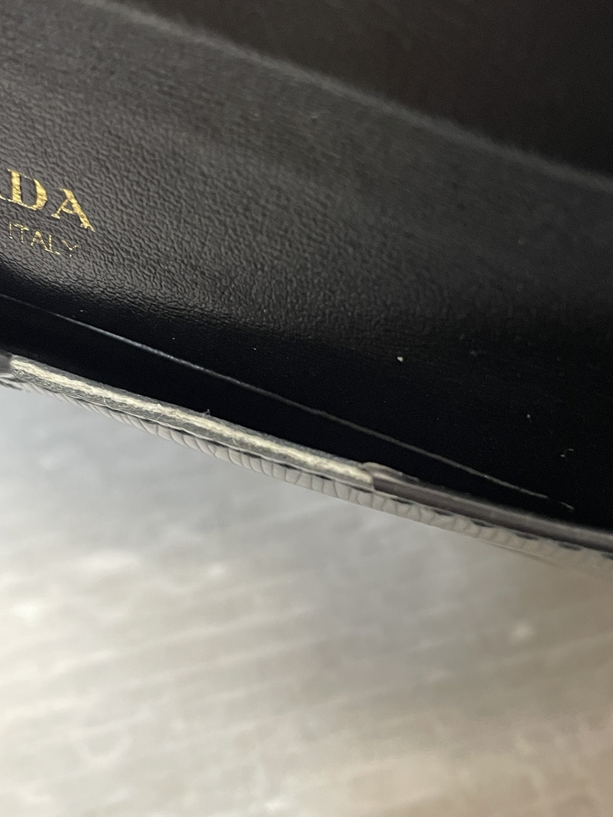 PRADA エンヴェロープ サフィアーノ ブラック
