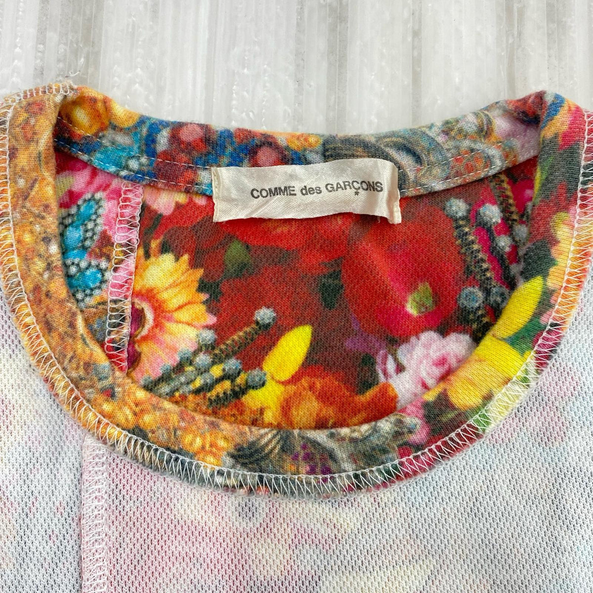 半袖Ｔシャツ ｲﾝｻｲﾄﾞｱｳﾄ 花柄 白 (-) ホワイト