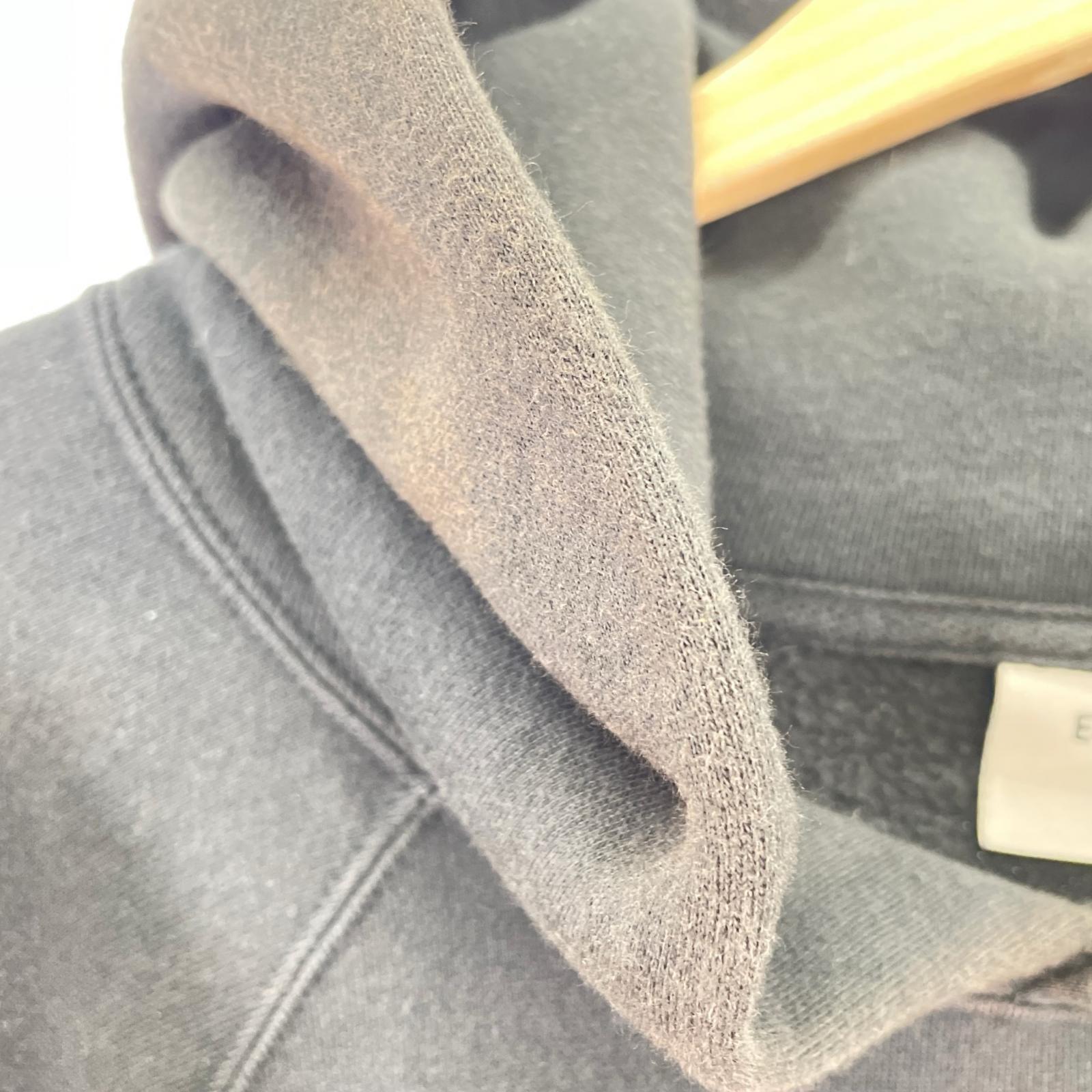 パーカー ESSENTIALS FEAR OF GOD ラバーロゴ 黒 (M) M ブラック