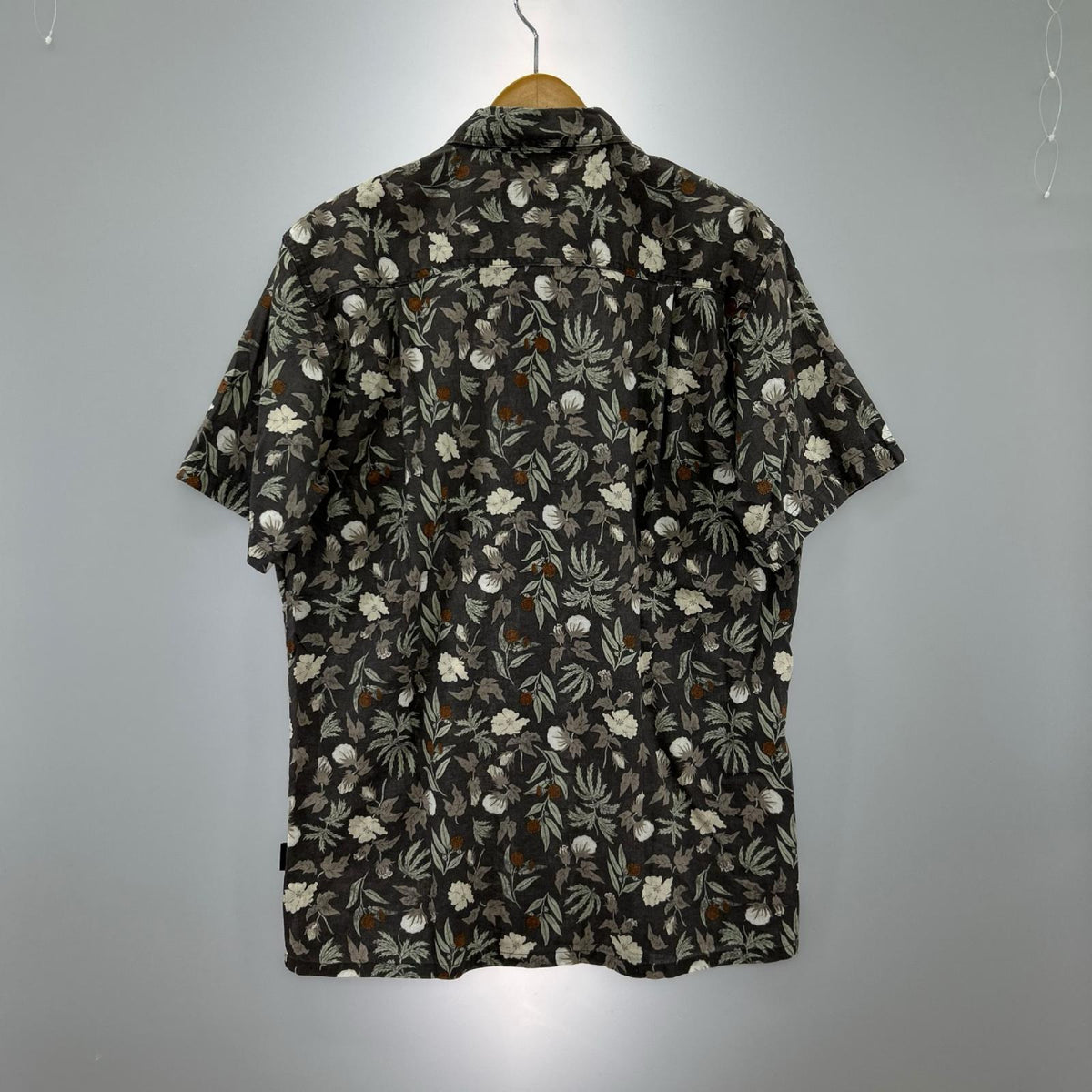 半袖シャツ ﾊﾞｯｸｽﾃｯﾌﾟｼｬﾂ 花柄 ｸﾞﾚｰ (M) M グレー