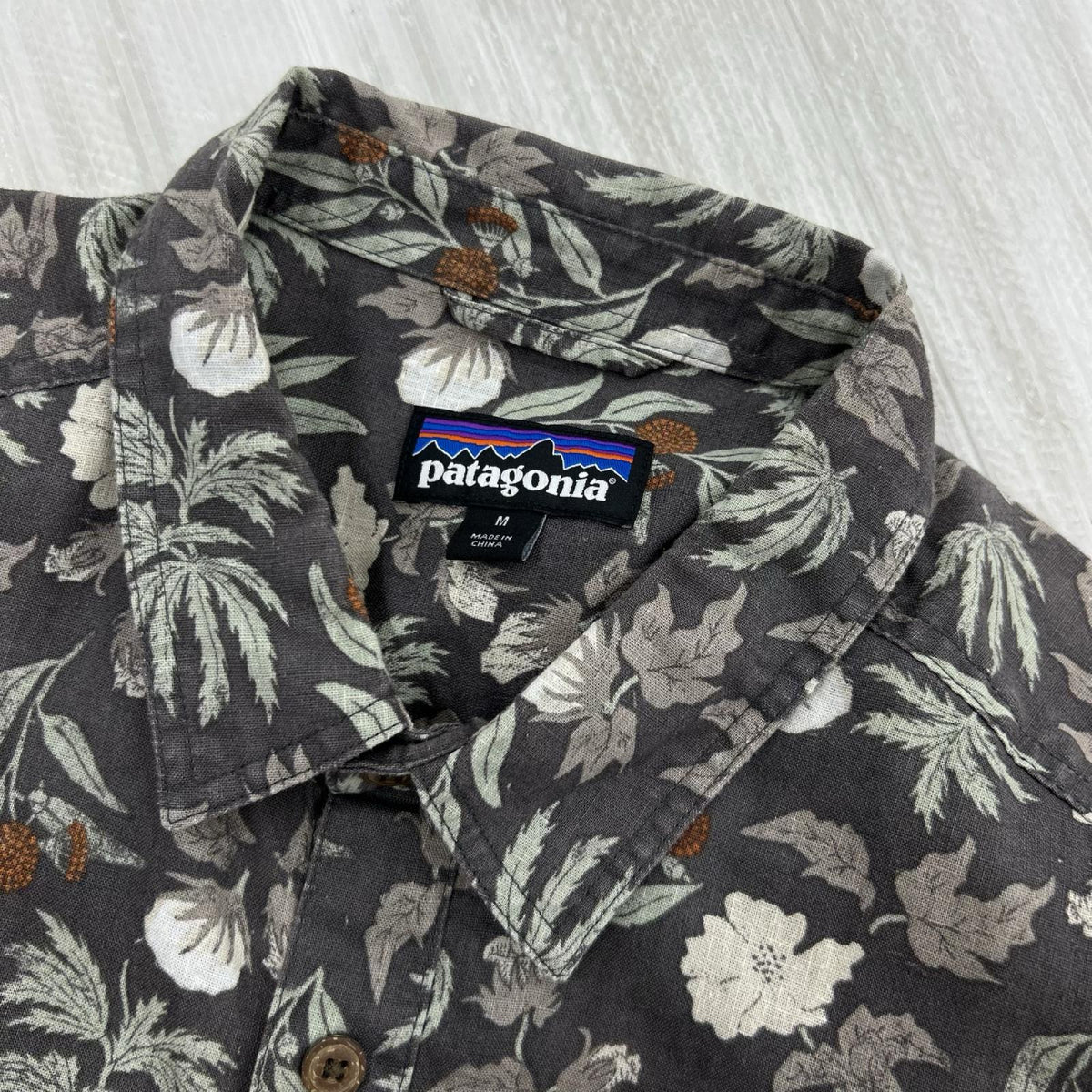 半袖シャツ ﾊﾞｯｸｽﾃｯﾌﾟｼｬﾂ 花柄 ｸﾞﾚｰ (M) M グレー