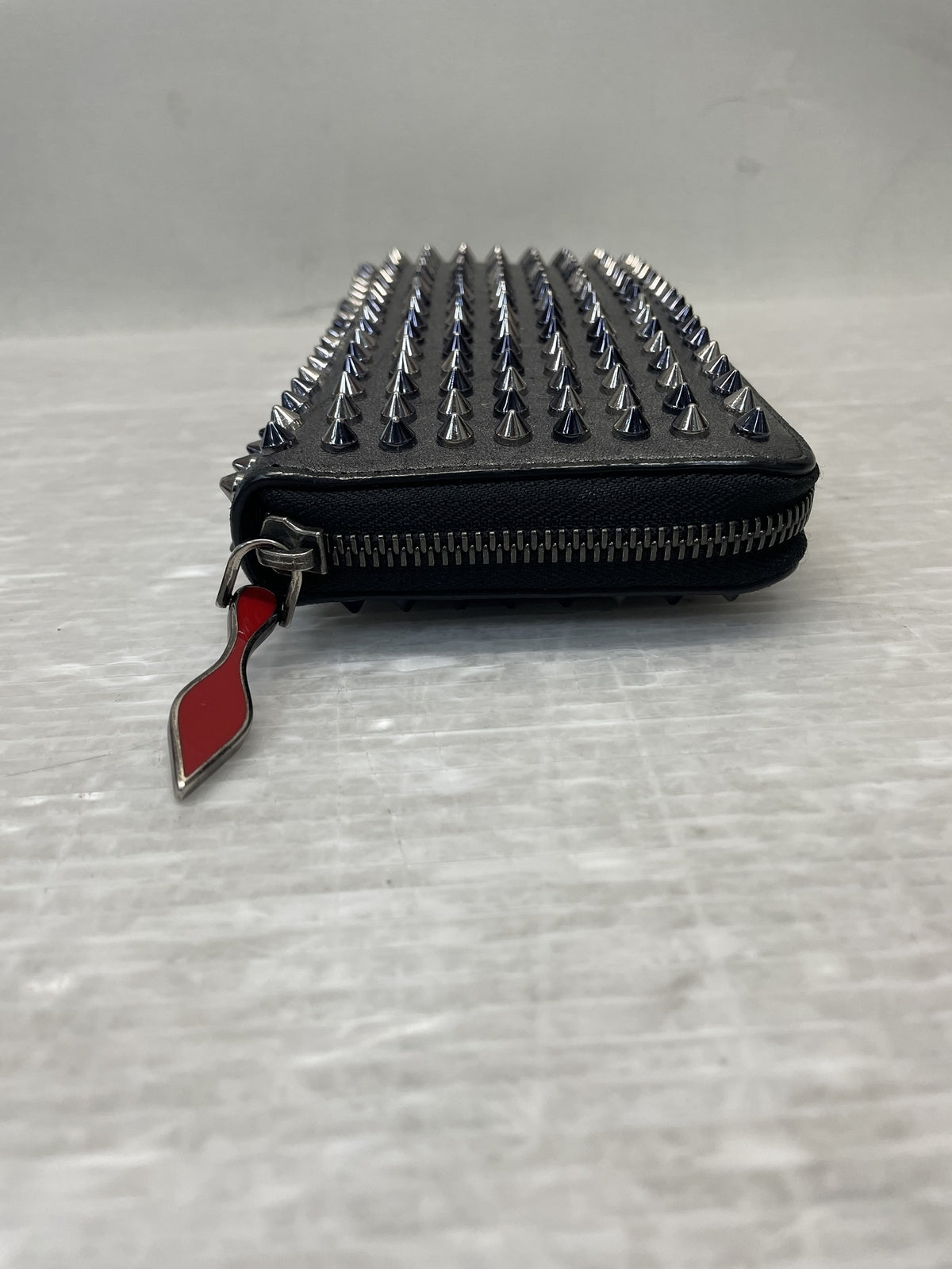C.Louboutin ラウンドジップ スタッズロングウォレット
