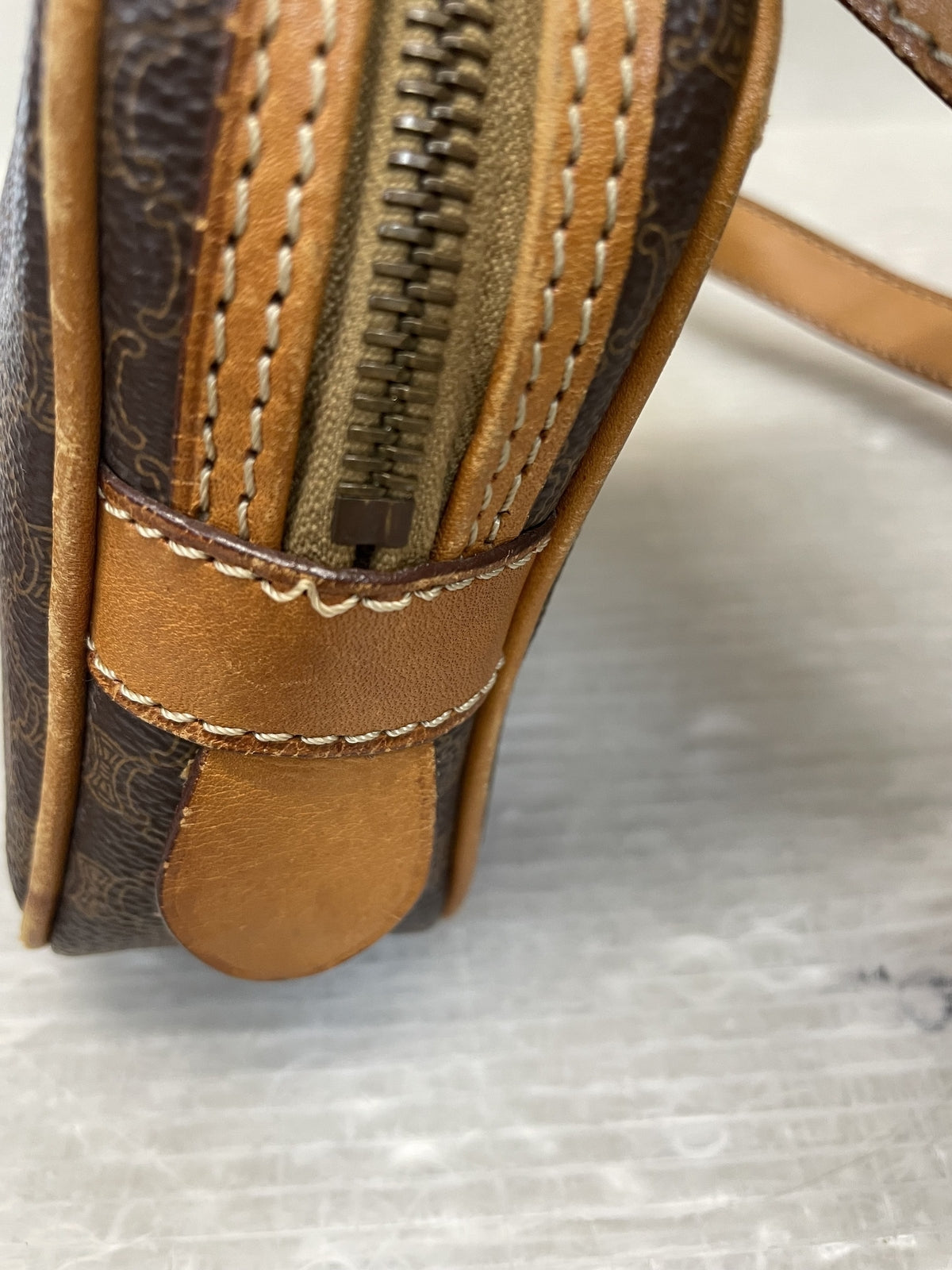 OLD CELINE ﾏｶﾀﾞﾑ柄 PVC ﾎﾟｼｪｯﾄｼｮﾙﾀﾞｰﾊﾞｯｸﾞ