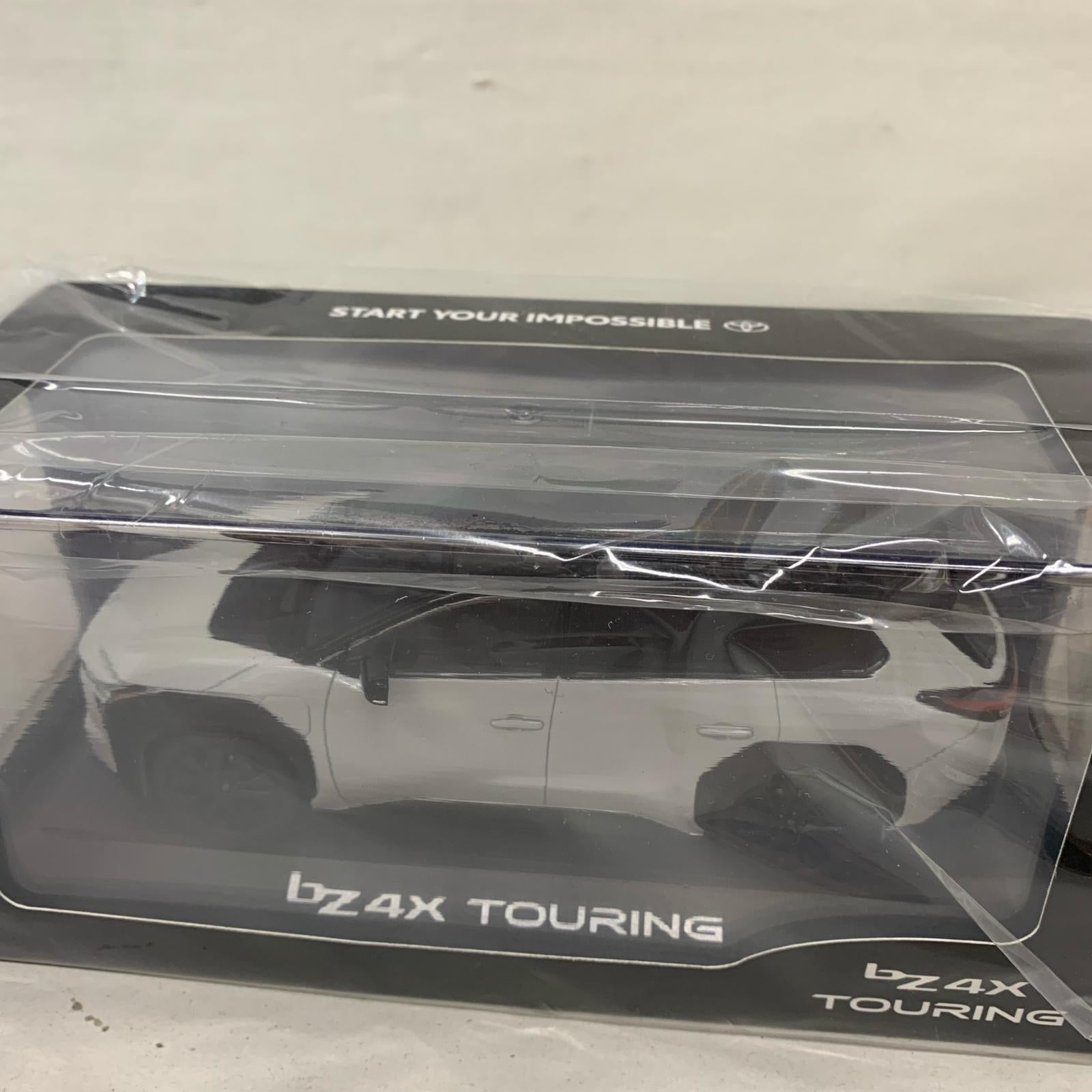 1/30 bz4x touring ブラックxホワイトパール カラーサンプル