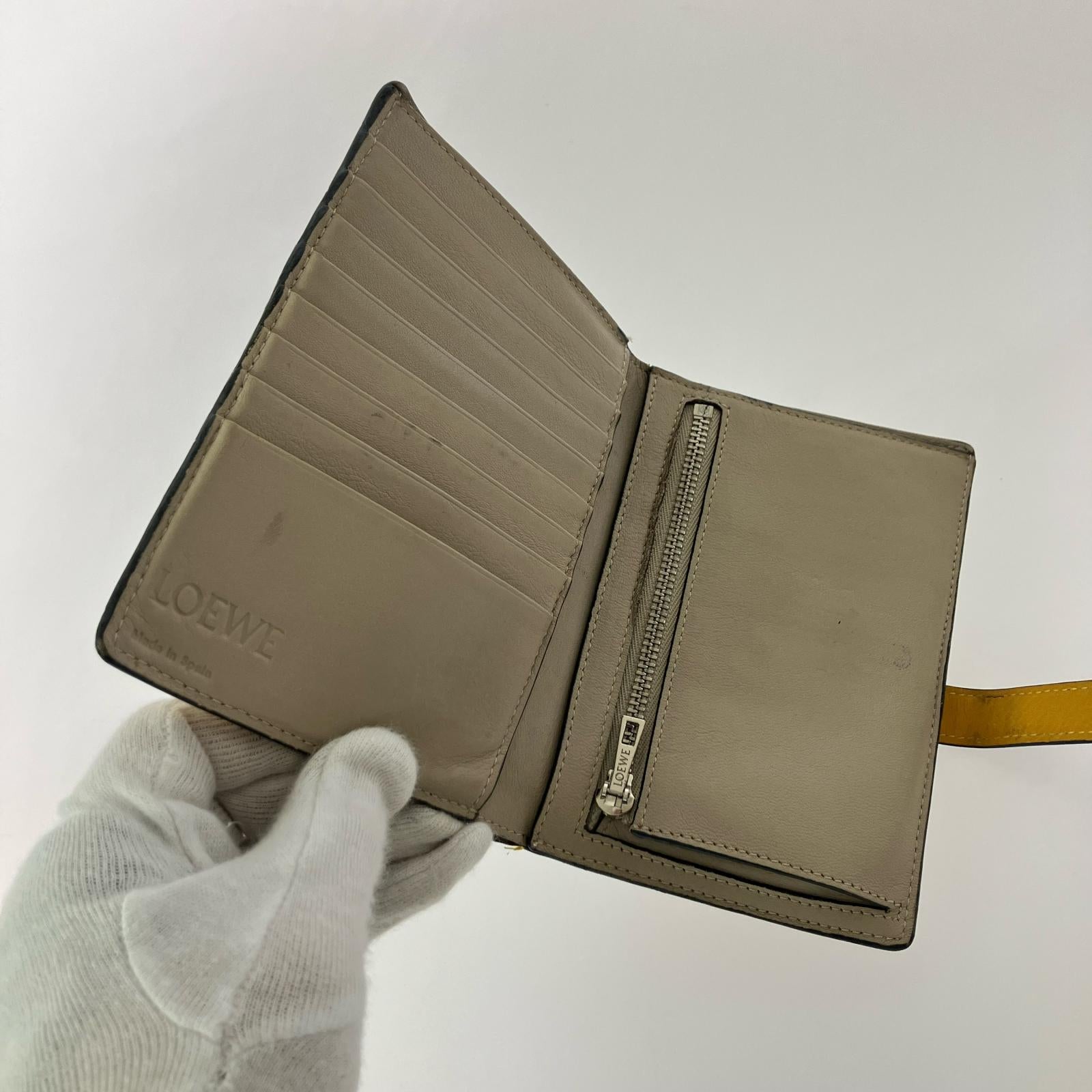 LOEWE バーティカルウォレット スモール イエロー