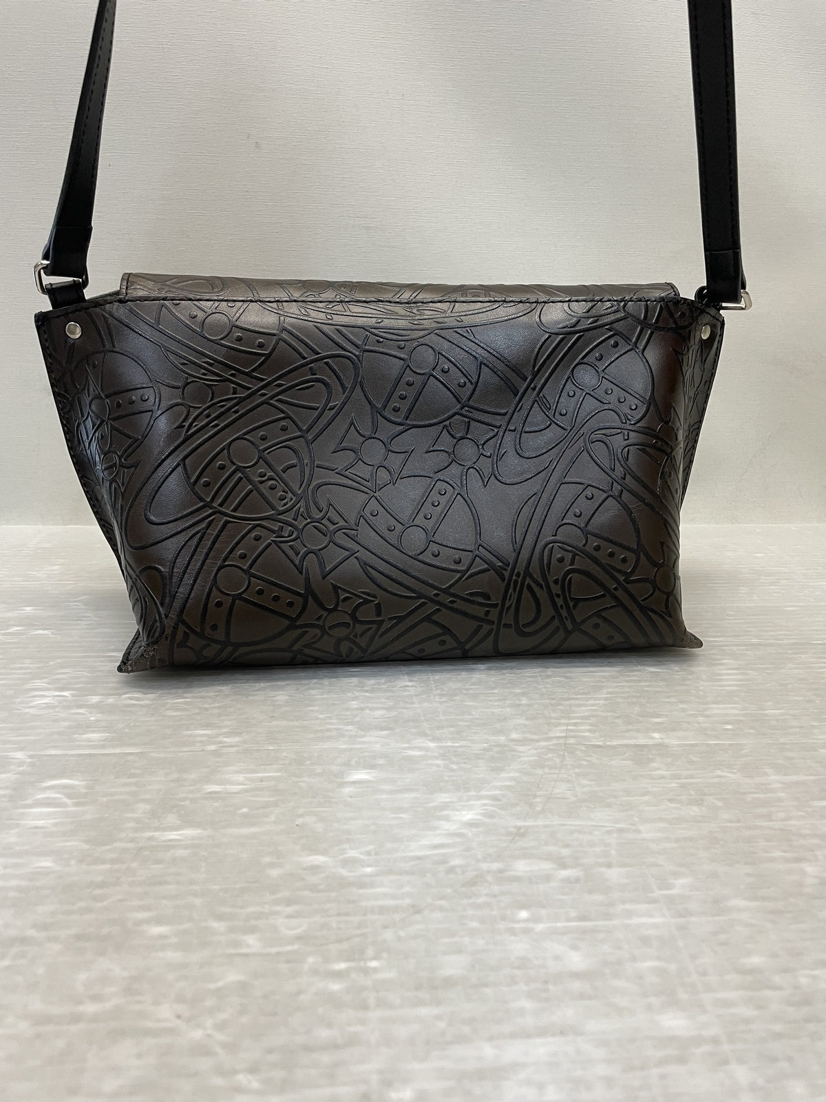 ショルダーバッグ Vivienne Westwood オーブ型押し ショルダーバッグ ブラウン