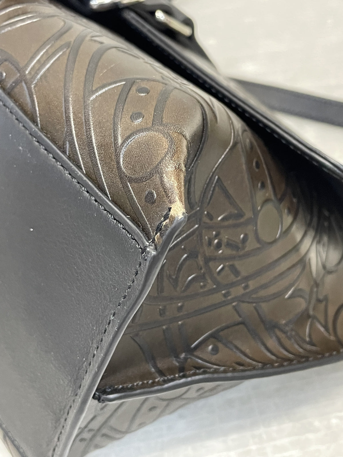 ショルダーバッグ Vivienne Westwood オーブ型押し ショルダーバッグ ブラウン