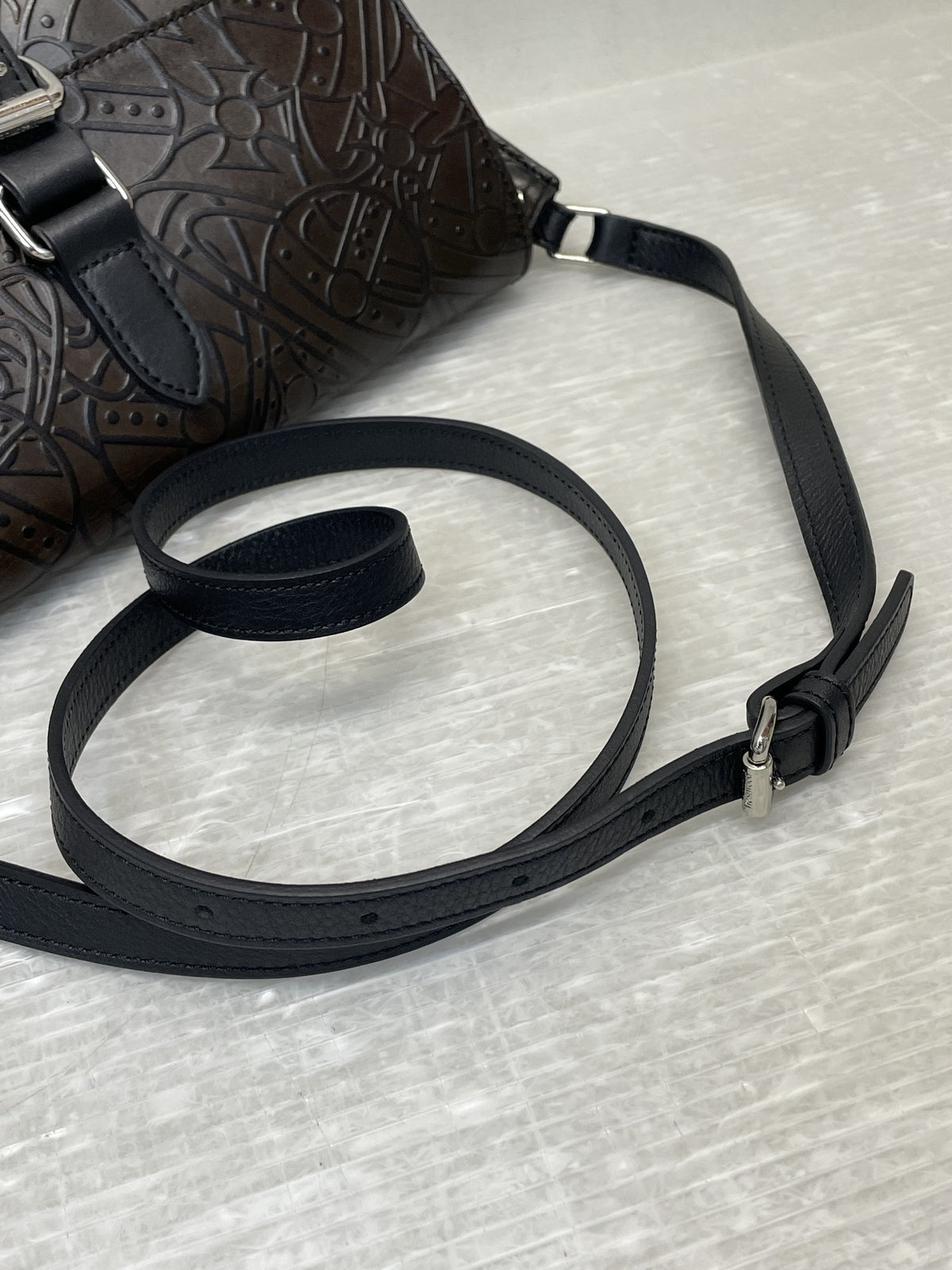 ショルダーバッグ Vivienne Westwood オーブ型押し ショルダーバッグ ブラウン