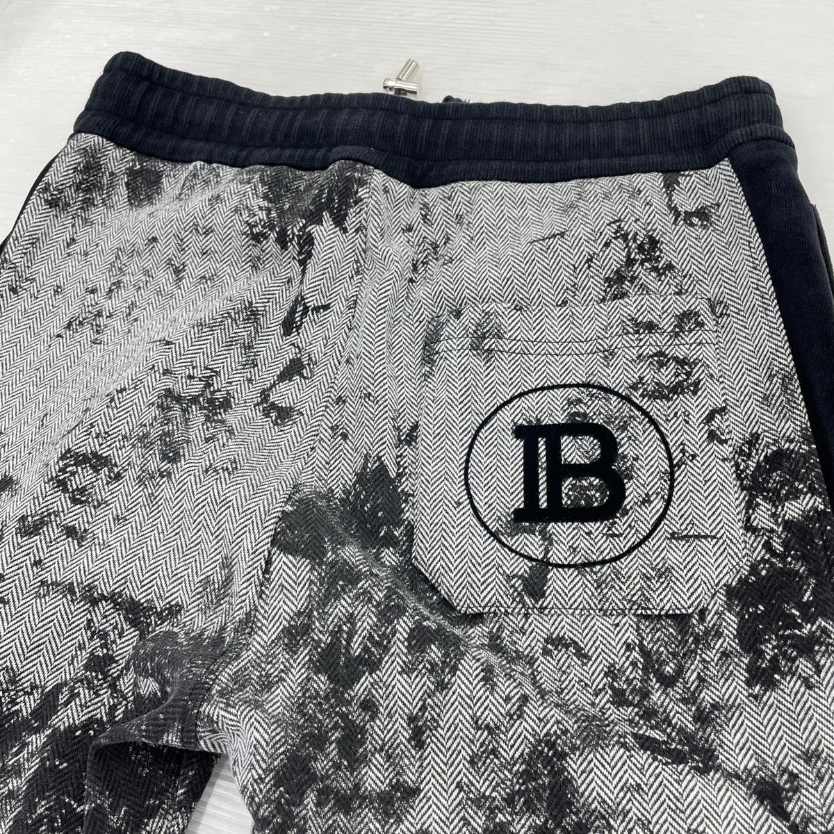 パンツ BALMAIN ﾍﾘﾝﾎﾞｰﾝ柄 ﾊﾞｲｶｰｽｳｪｯﾄﾊﾟﾝﾂ S 黒 S ブラック